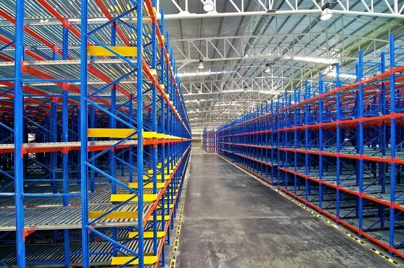 Flow rack lanes with roller tracks running the depth of each bay